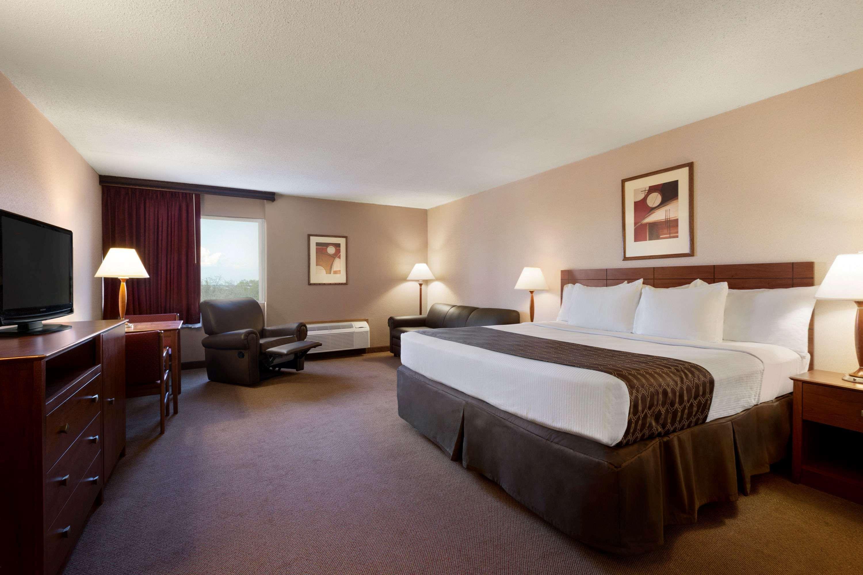 Hotel Ramada By Wyndham Bismarck Exterior foto