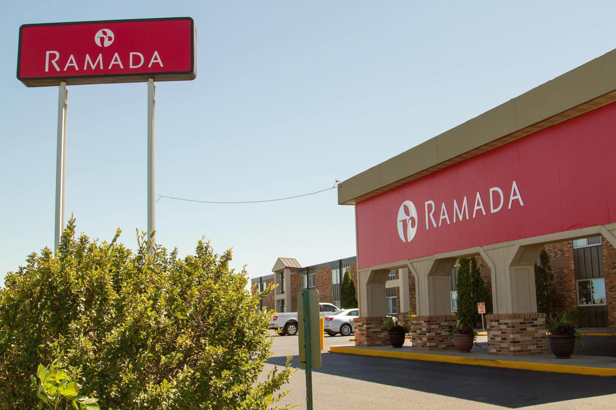 Hotel Ramada By Wyndham Bismarck Exterior foto